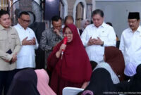 Emak-emak penerima Bantuan Langsung Tunai (BLT) pemerintah di Kantor Pos Cikini, Jakarta pada Jumat (17/10/2025).
