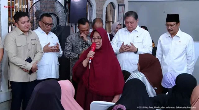 Emak-emak penerima Bantuan Langsung Tunai (BLT) pemerintah di Kantor Pos Cikini, Jakarta pada Jumat (17/10/2025).