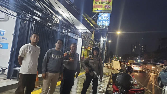 Polisi saat mengecek lokasi tawuran di Manggarai, Jakarta Selatan, Kamis (23/10/2025). Foto: Dok. Istimewa