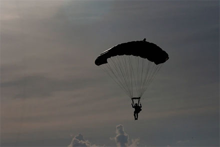 Prajurit Batalyon Intai Amfibi (Yontaifib) Korps Marinir TNI AL melakukan Terjun Tempur Latihan CARAT bersama Prajurit Batalyon Intai Amfibi (Yontaifib) Korps Marinir TNI AL di Puslatpur Marinir 5 Baluran, Situbondo, Jawa Timur, Minggu (18/12/2022). Foto: Budi Candra Setya/ANTARA FOTO
