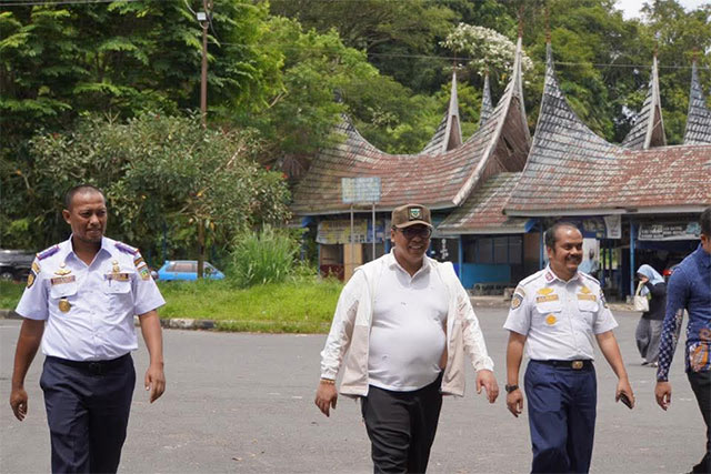 Walikota Hendri Arnis di Terminal Bukit Surungan.