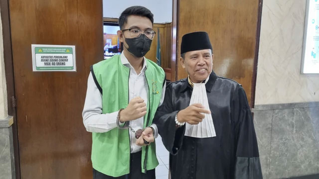 Muhammad Darmawanto, pria asal Surabaya mengikuti sidang terkait perkara penipuan investasi jual-beli tas Hermes dengan korban Prima Andre Rinaldo Azhar, anak Menteri Imigrasi dan Pemasyarakatan RI, Agus Adrianto di PN Surabaya, Selasa (28/10/2025). Foto: Farusma Okta Verdian/kumparan