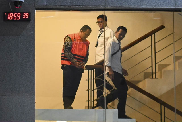 Tersangka Risna Sutriyanto (kiri) berjalan menuju mobil tahanan usai menjalani pemeriksaan di gedung Merah Putih KPK, Jakarta, Senin (11/8/2025). Foto: Sulthony Hasanuddin/ANTARA FOTO 
