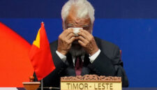 PM Timor Leste Xanana Gusmao menyeka air matanya saat upacara penandatanganan Deklarasi Penerimaan Timor Leste ke Konferensi Tingkat Tinggi (KTT) ke-47 ASEAN di Kuala Lumpur Convention Centre (KLCC), Malaysia, Minggu (26/10/2025). Foto: Vincent Thian/AP PHOTO