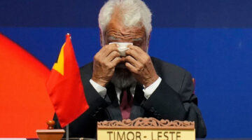 PM Timor Leste Xanana Gusmao menyeka air matanya saat upacara penandatanganan Deklarasi Penerimaan Timor Leste ke Konferensi Tingkat Tinggi (KTT) ke-47 ASEAN di Kuala Lumpur Convention Centre (KLCC), Malaysia, Minggu (26/10/2025). Foto: Vincent Thian/AP PHOTO