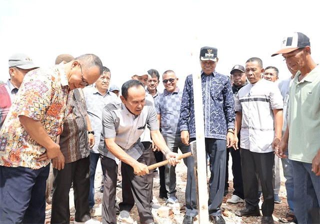 Wakil Wali Kota Azhar Hamzah bersama Ninik Mamak, ketua lembaga adat 6 luhah memasang tonggak pertama pembangunan Pasar Sungai Penuh