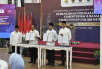Penandatanganan kesepakatan bersama Kemen PU, Kemanag, dan Kemendagri tentang Sinergi dalam penyelenggaraan infrastruktur pendidikan pesantren di Kantor Kemenko Pemberdayaan Masyarakat (PM), Jakarta, Selasa (14/10/2025). Foto: Luthfi Humam/kumparan