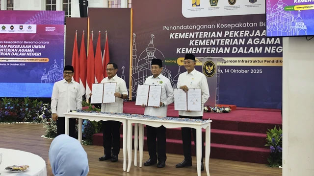 Penandatanganan kesepakatan bersama Kemen PU, Kemanag, dan Kemendagri tentang Sinergi dalam penyelenggaraan infrastruktur pendidikan pesantren di Kantor Kemenko Pemberdayaan Masyarakat (PM), Jakarta, Selasa (14/10/2025). Foto: Luthfi Humam/kumparan