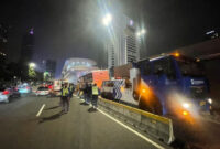 Bus TransJakarta tabrak Halte Dukuh Atas pada Minggu (19/10) malam. Foto: Dok. Polda Metro Jaya
