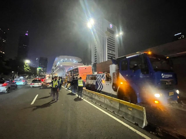 Bus TransJakarta tabrak Halte Dukuh Atas pada Minggu (19/10) malam. Foto: Dok. Polda Metro Jaya