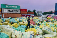 Petugas Bea Cukai memeriksa tumpukkan pakaian bekas hasil razia dengan nilai yang diperkirakan sejumlah 80 Miliar di Tempat Penampungan Barang Sitaan Bea Cukai, Cikarang, Kabupaten Bekasi, Jawa Barat, Jumat (28/3/2023). Foto: Iqbal Firdaus/kumparan