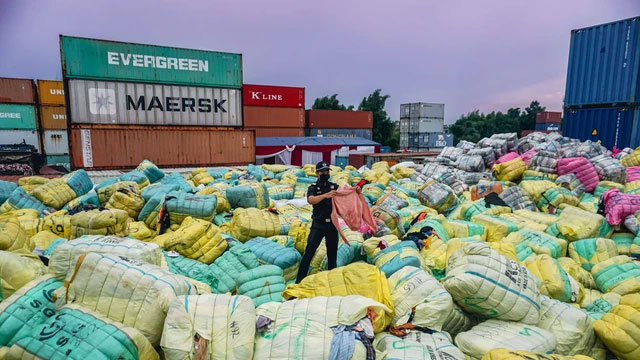 Petugas Bea Cukai memeriksa tumpukkan pakaian bekas hasil razia dengan nilai yang diperkirakan sejumlah 80 Miliar di Tempat Penampungan Barang Sitaan Bea Cukai, Cikarang, Kabupaten Bekasi, Jawa Barat, Jumat (28/3/2023). Foto: Iqbal Firdaus/kumparan