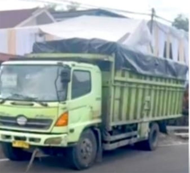 Truk bermuatan Semen yang tabrak pelaminan.