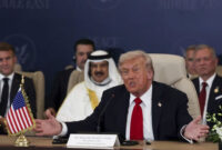 Presiden AS Donald Trump berpidato dalam pertemuan puncak para pemimpin dunia tentang pengakhiran perang Gaza di Sharm el-Sheikh, Mesir, Senin (13/10/2025).
