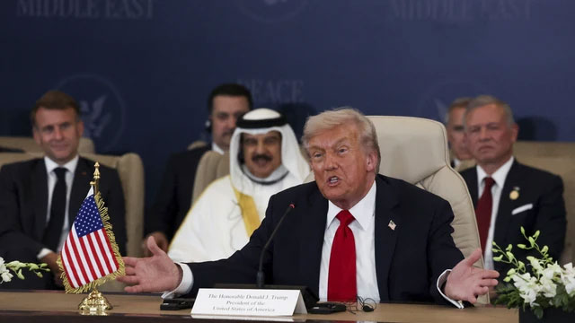 Presiden AS Donald Trump berpidato dalam pertemuan puncak para pemimpin dunia tentang pengakhiran perang Gaza di Sharm el-Sheikh, Mesir, Senin (13/10/2025).
