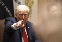 Presiden Amerika Serikat Donald Trump menyampaikan keterangan kepada wartawan saat perjanjian tentang logam langka dan mineral kritis selama pertemuan di Ruang Kabinet Gedung Putih, Washington, D.C., AS, Senin (20/10/2025). Foto: Kevin Lamarque/Reuters
