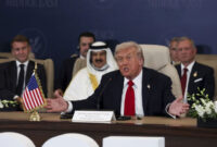 Presiden AS Donald Trump berpidato dalam pertemuan puncak para pemimpin dunia tentang pengakhiran perang Gaza di Sharm el-Sheikh, Mesir, Senin (13/10/2025). Foto: Suzanne Plunkett/ REUTERS
