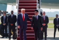 Perdana Menteri Malaysia Anwar Ibrahim menyambut Presiden Amerika Serikat Donald Trump saat tiba di Bandara Internasional Kuala Lumpur di Sepang, Malaysia, Minggu (26/10/2025). Foto: Evelyn Hockstein/REUTERS