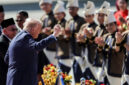 Presiden Amerika Serikat Donald Trump joget saat tiba di Bandara Internasional Kuala Lumpur di Sepang, Malaysia, Minggu (26/10/2025). Foto: HASNOOR HUSSAIN / POOL / AFP