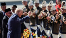 Presiden Amerika Serikat Donald Trump joget saat tiba di Bandara Internasional Kuala Lumpur di Sepang, Malaysia, Minggu (26/10/2025). Foto: HASNOOR HUSSAIN / POOL / AFP