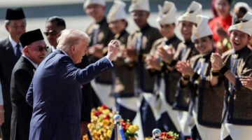 Presiden Amerika Serikat Donald Trump joget saat tiba di Bandara Internasional Kuala Lumpur di Sepang, Malaysia, Minggu (26/10/2025). Foto: HASNOOR HUSSAIN / POOL / AFP