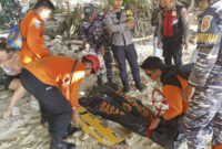 Proses evakuasi Turis Prancis Alena Andreeva Oparina (32) tewas terseret ombak saat berenang di Pantai Kelingking, Kecamatan Nusa Penida, Kabupaten Klungkung, Bali, Rabu (15/10/2025). Foto: Dok. Basarnas Bali