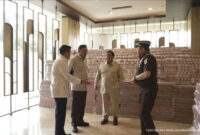 Presiden Republik Indonesia Prabowo Subianto tiba untuk menyaksikan penyerahan uang sitaan sebesar Rp 13,2 T dalam kasus korupsi CPO di Kejaksaan Agung, Jakarta Selatan, Senin (20/10/2025). Foto: Youtube/Sekretariat Presiden