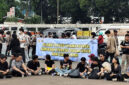 Aksi unjuk rasa mahasiswa Universitas Indonesia (UI) di depan Gedung DPR, Senayan, Jakarta pada Senin (6/10/2025). Foto: Luthfi Humam/kumparan
