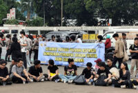 Aksi unjuk rasa mahasiswa Universitas Indonesia (UI) di depan Gedung DPR, Senayan, Jakarta pada Senin (6/10/2025). Foto: Luthfi Humam/kumparan
