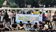 Aksi unjuk rasa mahasiswa Universitas Indonesia (UI) di depan Gedung DPR, Senayan, Jakarta pada Senin (6/10/2025). Foto: Luthfi Humam/kumparan
