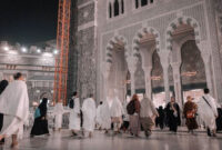 Jemaah memasuki pintu Bab Al Umrah yang baru dibuka pada Ramadhan 2023. Foto: dok. gph.gov.sa