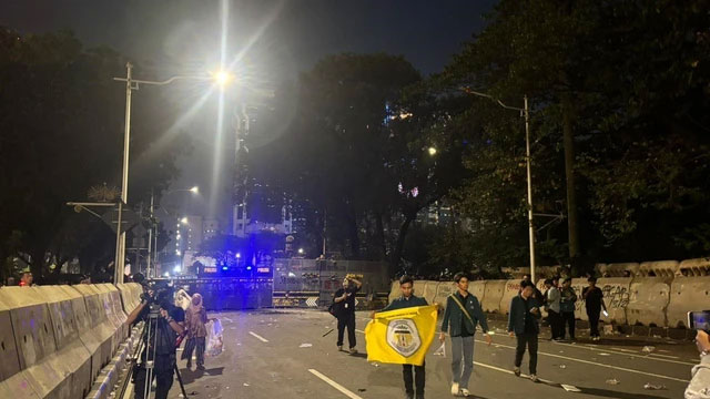 Massa aksi mahasiswa mulai membubarkan diri di kawasan Patung Kuda, Jakarta Pusat, Senin (20/10/2025). Foto: Abid Raihan/kumparan
