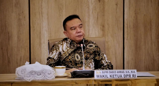 Wakil Ketua DPR Sufmi Dasco Ahmad menerima perwakilan buruh yang tergabung dalam KSPI, untuk berdiskusi terkait Omnibuslaw, Rabu (23/3/2022). Foto: Jamal Ramadhan/kumparan