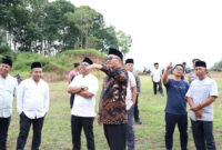 Wali Kota Sungai Penuh, Alfin, meninjau pembangunan Stadion Mini di Kecamatan Kumun Debai
foto. dok: humas