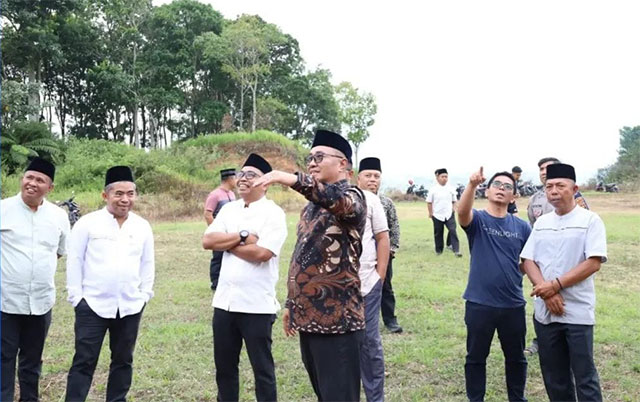 Wali Kota Sungai Penuh, Alfin, meninjau pembangunan Stadion Mini di Kecamatan Kumun Debai
foto. dok: humas