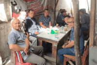 foto kedekatan wakil walikota sungai penuh dengan masyarakat sambil menikmati segelas kopi
foto.dok: istimewa