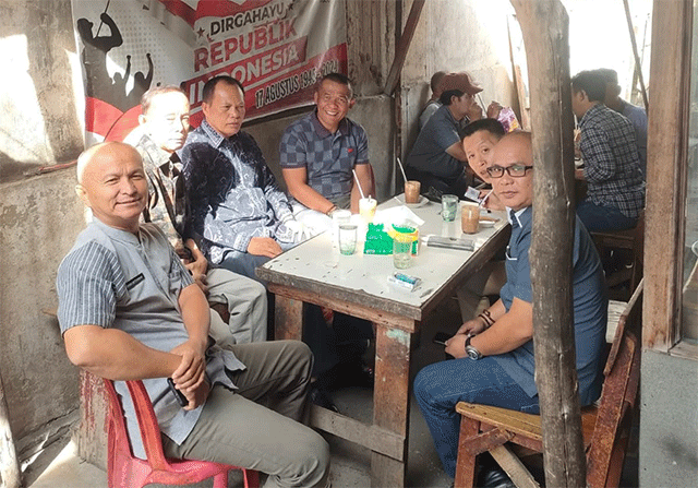 foto kedekatan wakil walikota sungai penuh dengan masyarakat sambil menikmati segelas kopi
foto.dok: istimewa