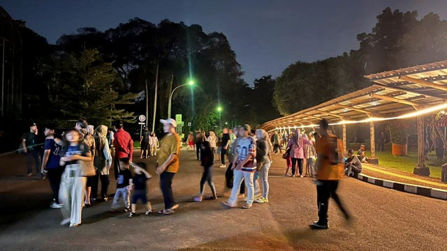Suasana wisata malam Night at the Ragunan Zoo di Taman Margasatwa Ragunan, Jakarta Selatan, Sabtu (11/10/2025). Foto: Nasywa Athifah/kumparan