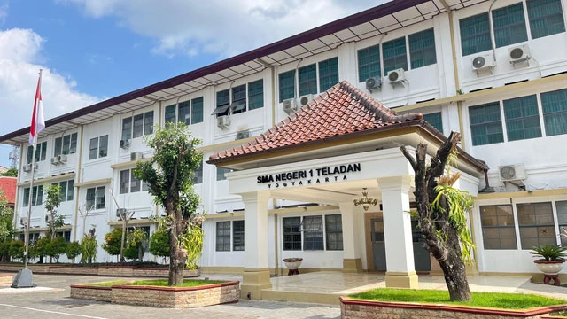 Tampak depan SMA Negeri 1 Teladan Yogyakarta, Kamis (16/10). Foto : Pandangan Jogja/Gigih Imanadi