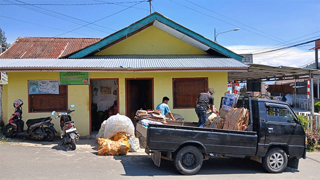 Petugas Bank Sampah Lindung Berseri bersiap mengantar ke pengumpul.