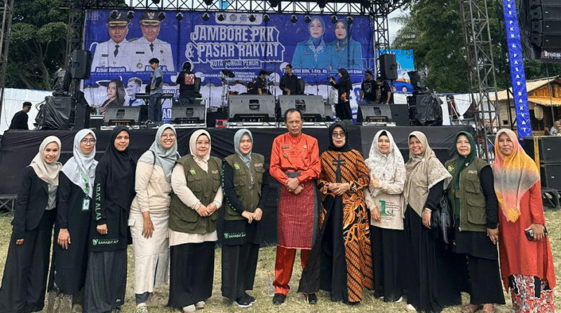 Komunitas BSSA (Bank Sampah Sahabat Alam) bersama Wakil Wali Kota Sungai Penuh Azhar Hamzah