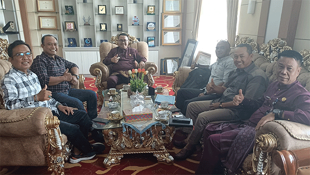 Wako Alfin didampingi Sekda Alfian menerima pengurus PWI Kota Sungai Penuh.