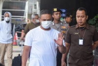 Gubernur Riau Abdul Wahid (tengah) digiring petugas saat tiba di Gedung Merah Putih KPK, Jakarta, Selasa (4/11/2025). Foto: Indrianto Eko Suwarso/ANTARA FOTO