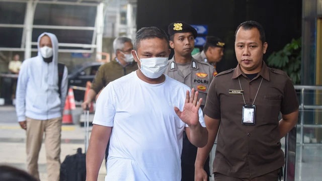 Gubernur Riau Abdul Wahid (tengah) digiring petugas saat tiba di Gedung Merah Putih KPK, Jakarta, Selasa (4/11/2025). Foto: Indrianto Eko Suwarso/ANTARA FOTO
