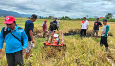 Kelompok Tani Adil Makmur di Sungai Penuh melakukan uji coba mesin Hydrotiller