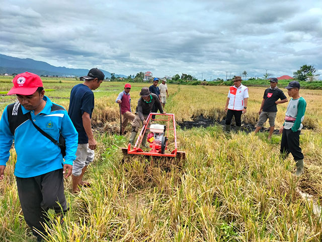 Kelompok Tani Adil Makmur di Sungai Penuh melakukan uji coba mesin Hydrotiller