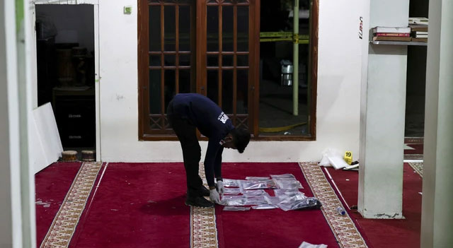 Personel Gegana Brimob Polda Metro Jaya melakukan olah Tempat Kejadian Perkara (TKP) di dalam Masjid SMAN 72 Jakarta, Jumat (7/11/2025). Foto: Willy Kurniawan/Reuters
