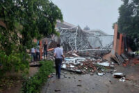 Kondisi bangunan ambruk imbas hujan deras dan angin kencang di SMKN 1 Gunung Putri, Kabupaten Bogor, Senin (3/11/2025). Foto: Dok. Istimewa