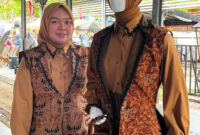 Mike Monalisa dan karya desain batiknya.