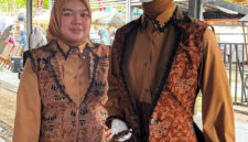 Mike Monalisa dan karya desain batiknya.